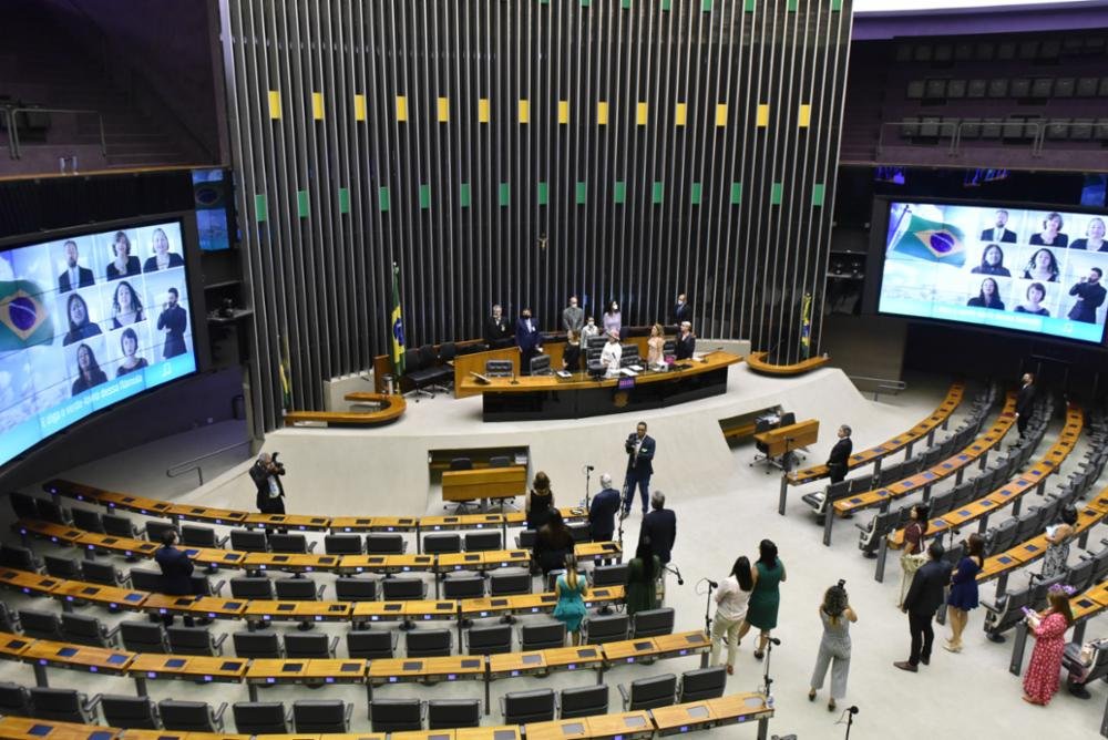 Câmara aprova constitucionalização das regras para candidaturas femininas e mais quatro propostas na semana