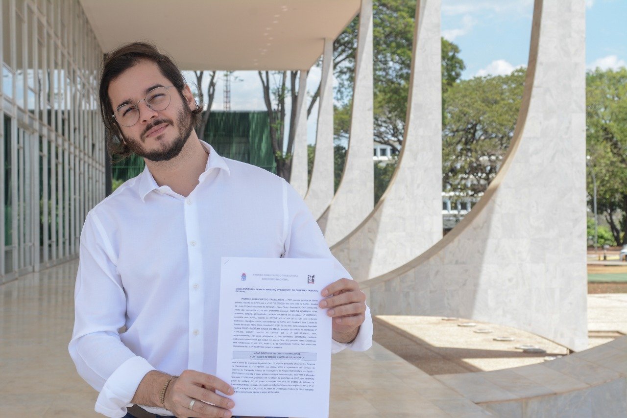 Deputados cobram do governo federal explicações sobre manchas de petróleo no litoral do Nordeste