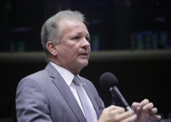 Proposta de André Figueiredo prevê tampas não removíveis em garrafas PET