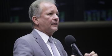 Proposta de André Figueiredo prevê tampas não removíveis em garrafas PET