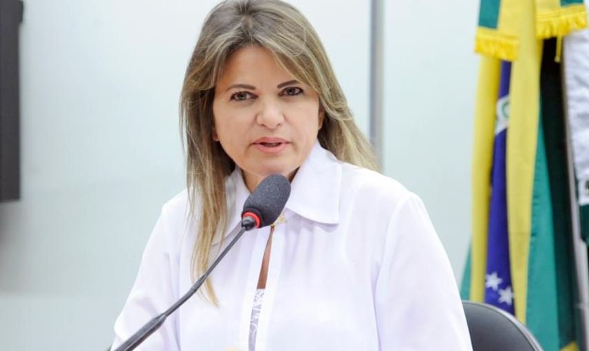 Seguridade aprova projeto de Flávia Morais que obriga clubes a manter profissional para assistir jovens atletas