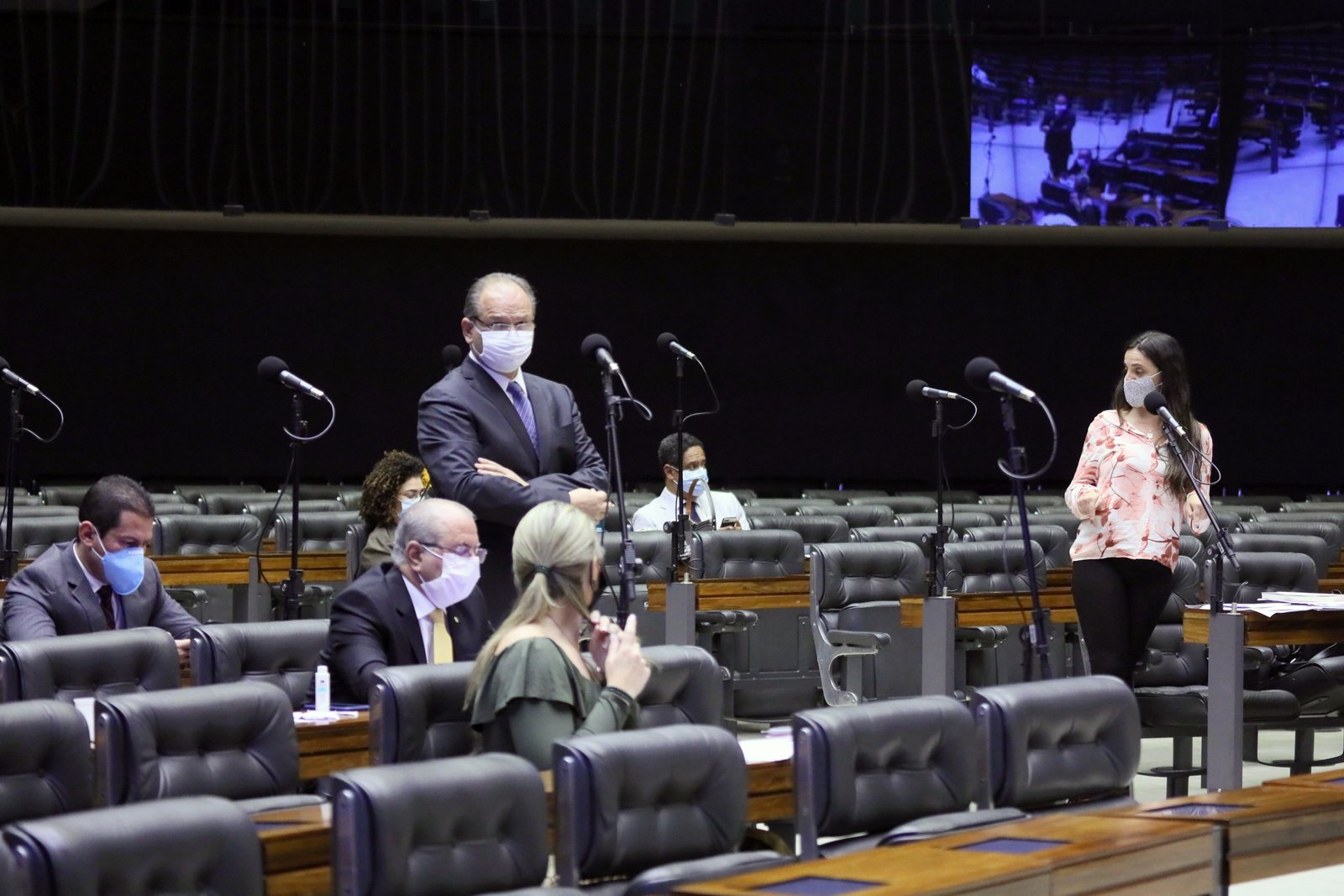 Congressistas prometem derrubar vetos à lei de uso obrigatório de máscara