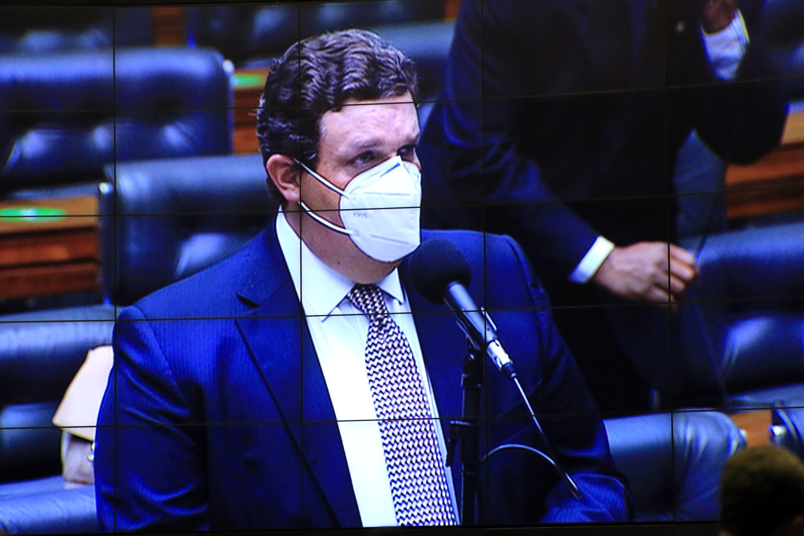 Com resistência do PDT, Câmara aprova compra e aplicação privada de vacinas