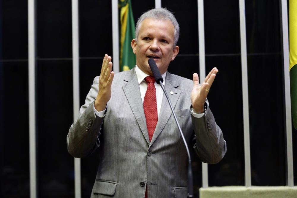 André Figueiredo propõe revogar decreto que libera porte de armas