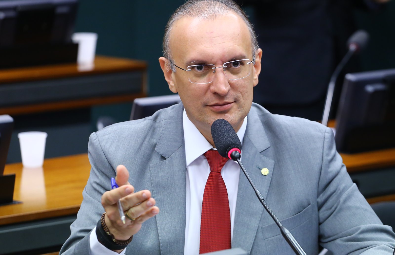 Fábio Henrique propõe adicional de insalubridade de 50% para profissionais de hospitais e clínicas