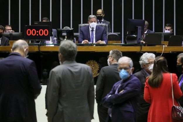 Câmara aprova regras mais brandas para licenciamento ambiental e mudanças no regimento interno