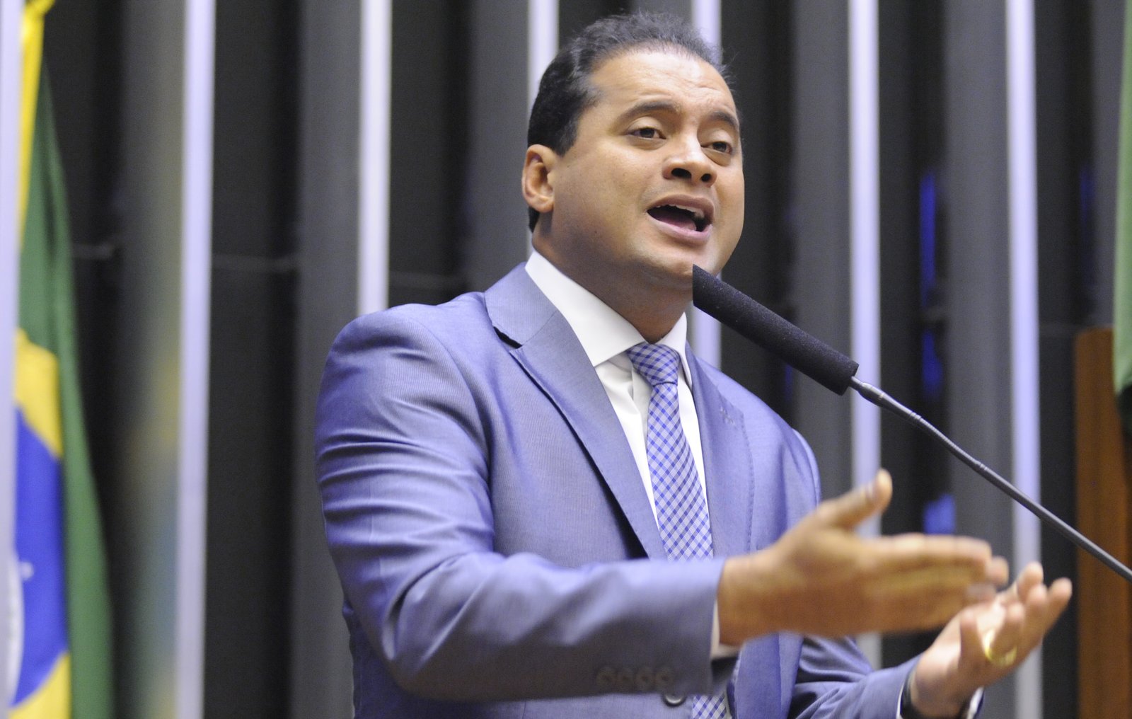 Senador Weverton apresenta 33 emendas à MP do contrato verde e amarelo
