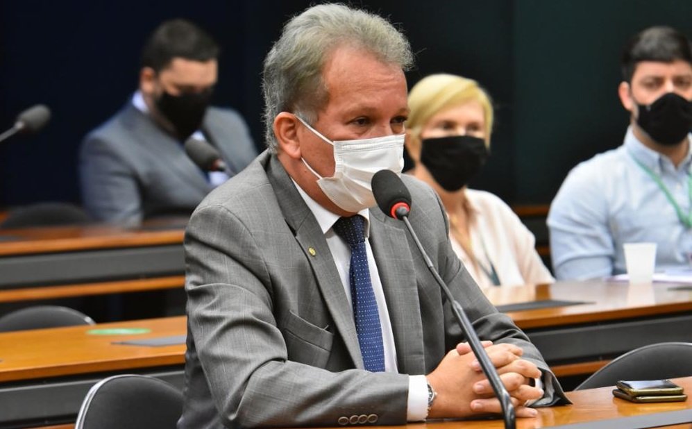 Comissão aprova projeto de André Figueiredo que protege pequenas empresas em disputa judicial com grandes corporações