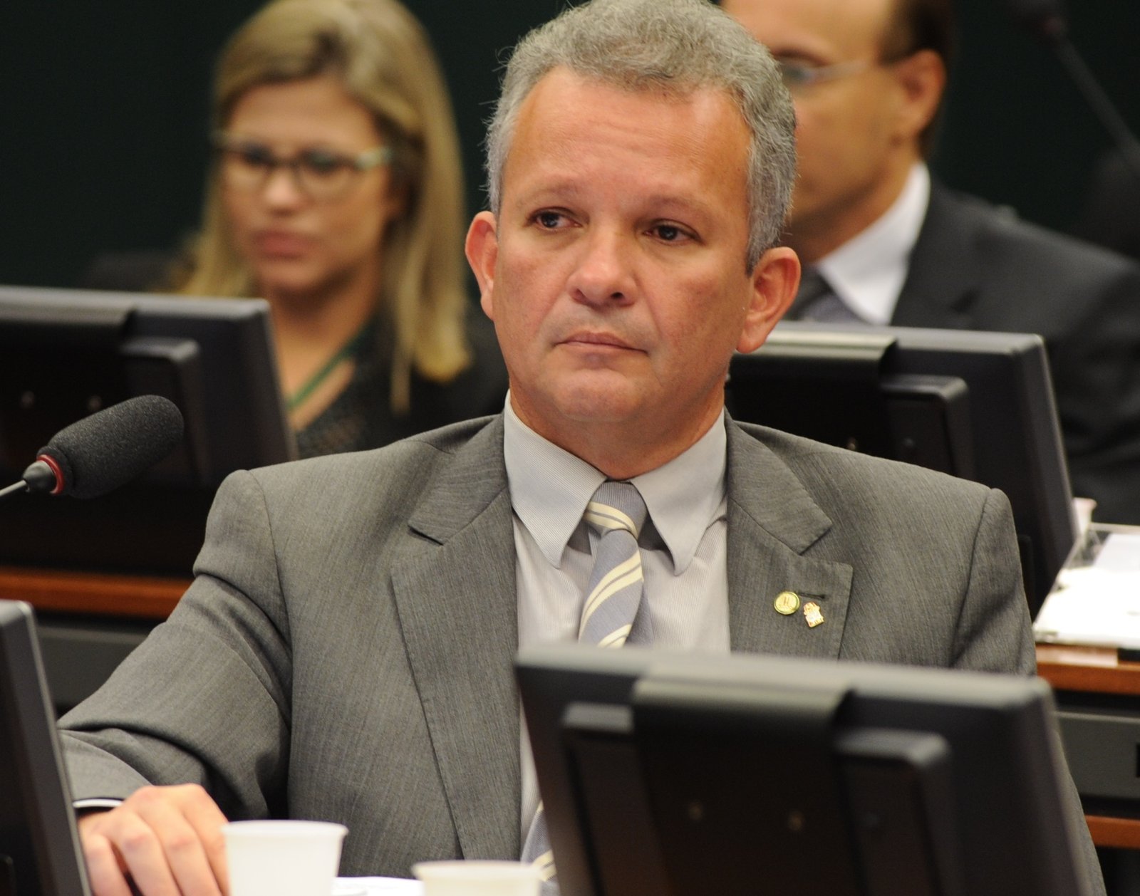 André Figueiredo pede convocação de Ernesto Araújo para esclarecer relações diplomáticas com a China