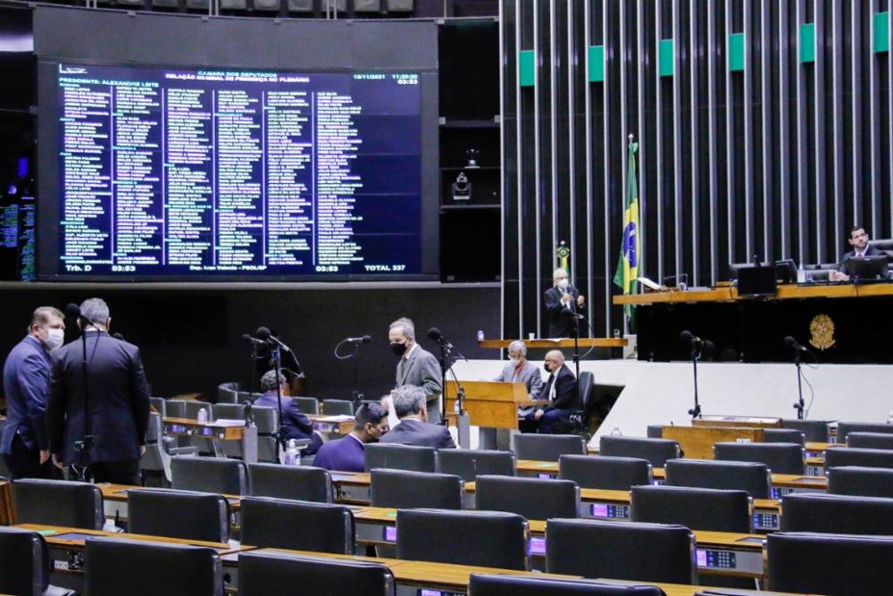 Plenário aprova recriação do Ministério do Trabalho e projeto que altera tributação de caminhoneiros