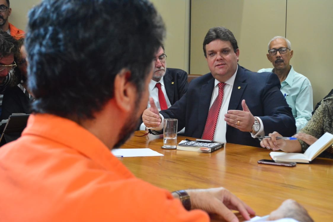 Wolney Queiroz participa de reunião com petroleiros em greve