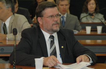 Assis do Couto inaugura quadra poliesportiva em município do Paraná