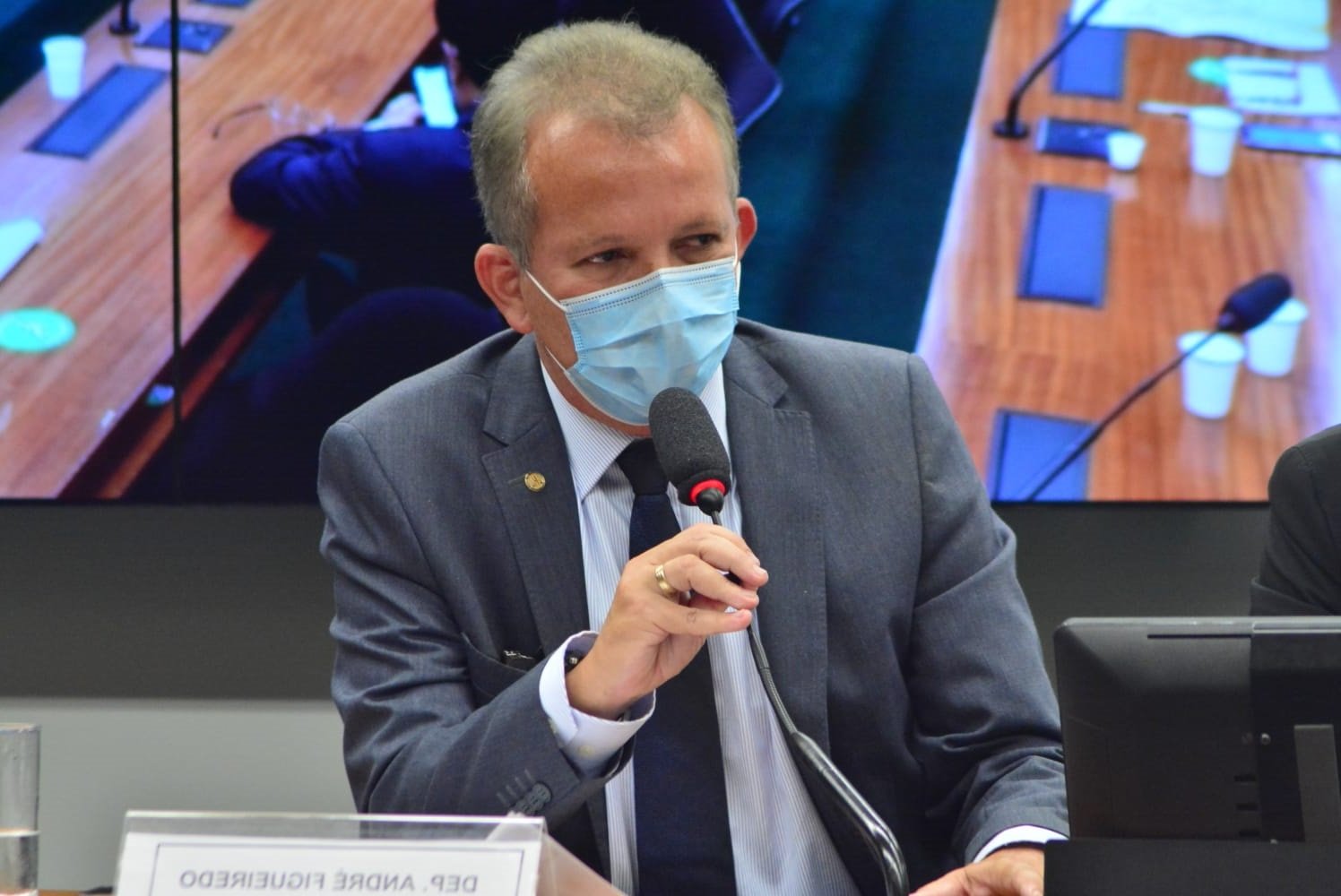 Trabalho aprova proposta que pune divulgação de informação falsa ou discriminatória em veículos oficiais de comunicação