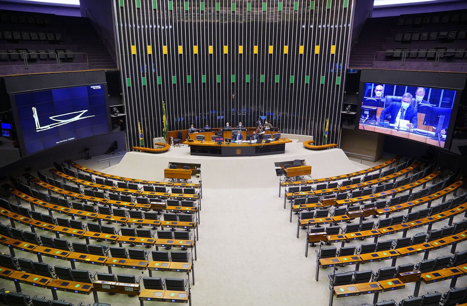 Câmara aprova prorrogação do socorro ao setor cultural e volta obrigatória às aulas presenciais