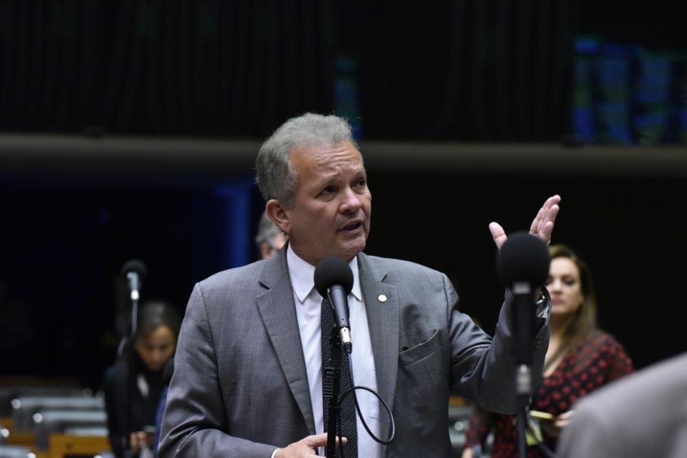 Comissão aprova parecer favorável de André Figueiredo a projeto que regulamenta condição de servidor estudante