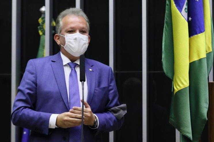 Trabalho aprova projeto que distribui royalties do petróleo de acordo com desempenho escolar e transparência