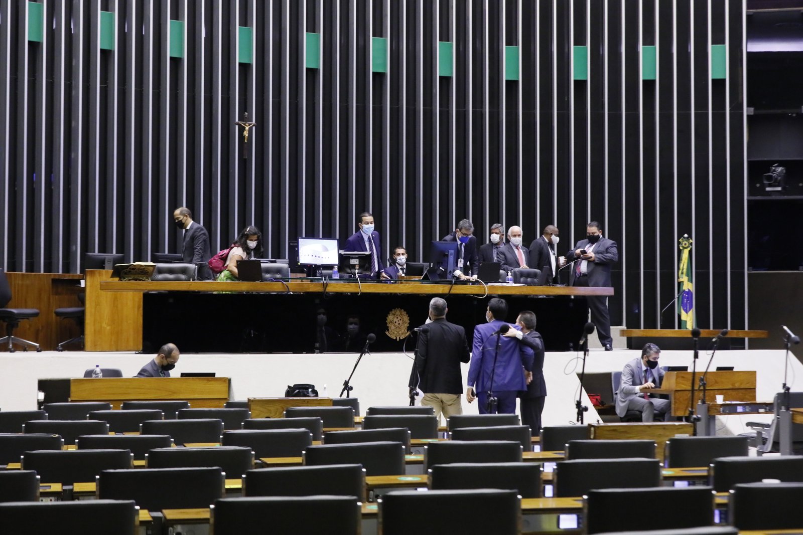 Câmara aprova mudanças no Código de Trânsito e auxílio ao esporte na semana