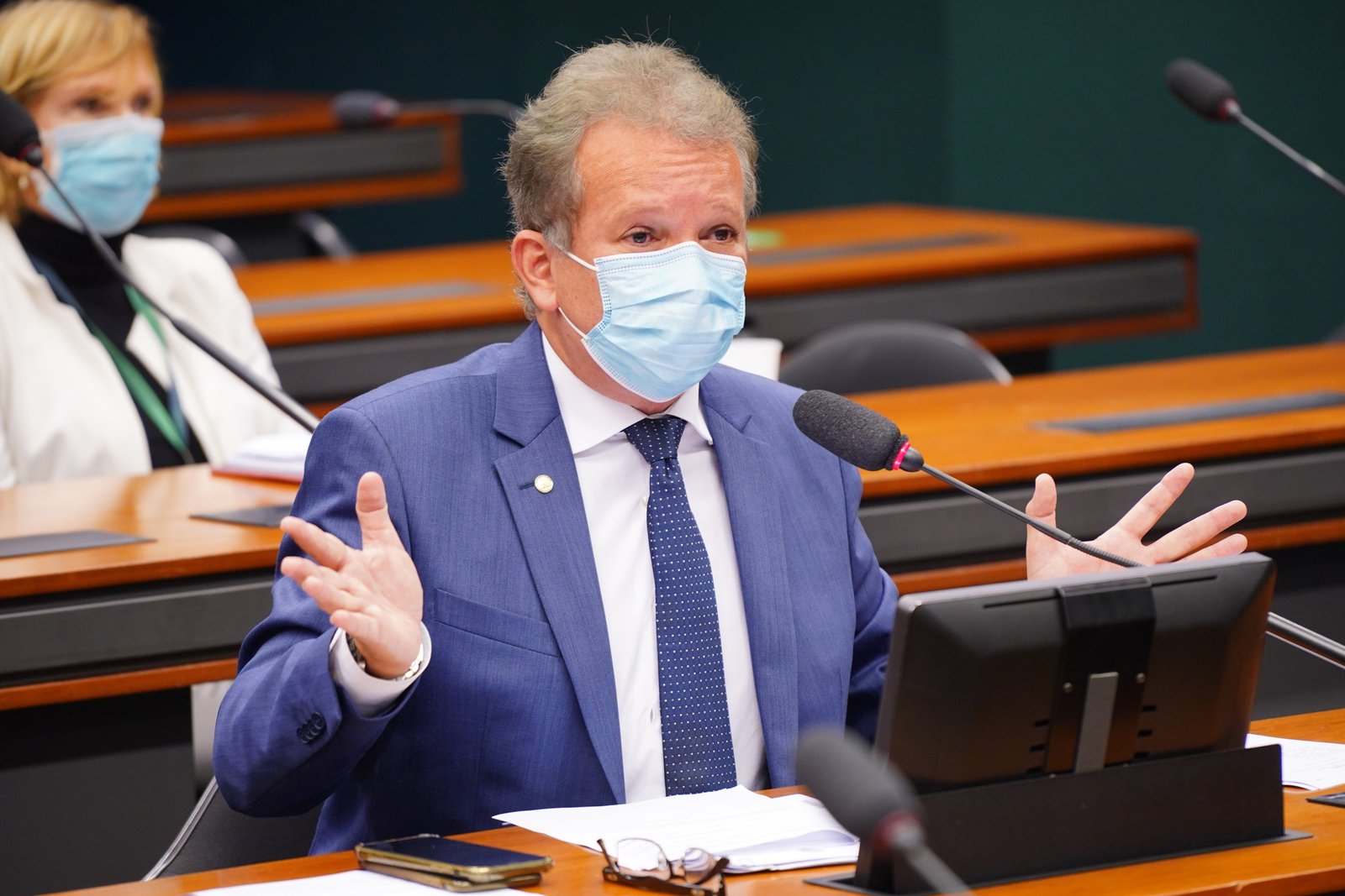 Comissão de Trabalho aprova garantia de acessibilidade em informações de prestadores de serviços