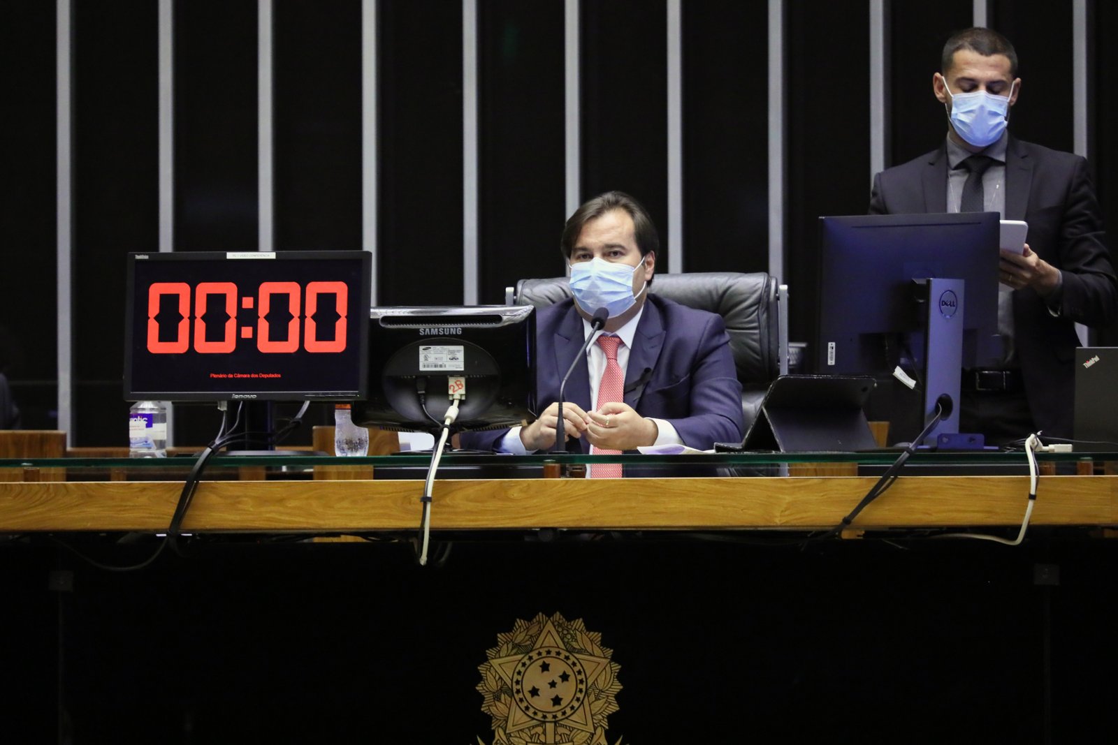 Câmara aprova mudanças no código de trânsito e crédito para pequenas e médias empresas