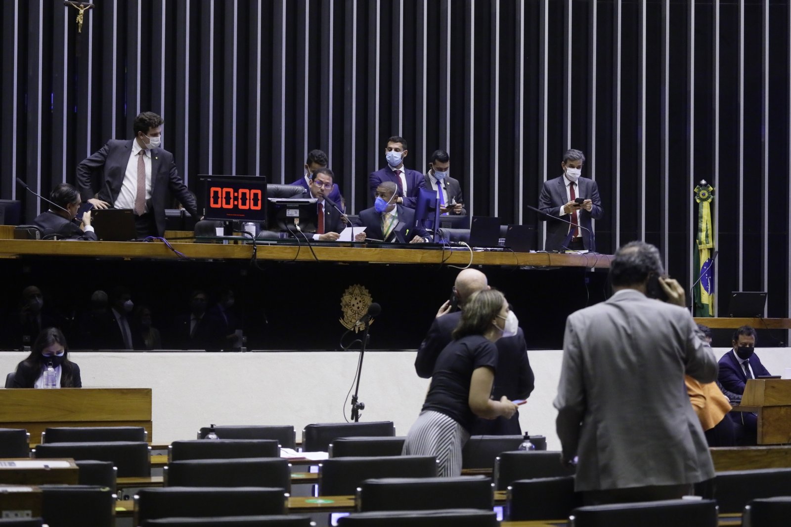 Câmara aprova MP que facilita compra de vacina contra coronavírus