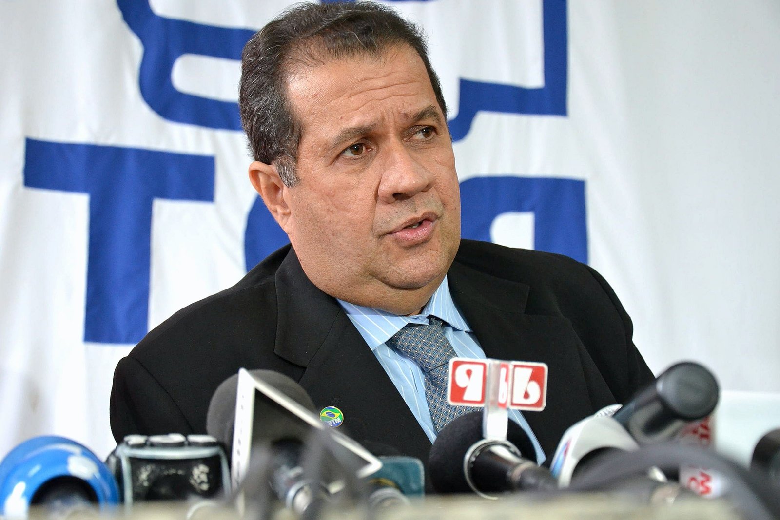 Lupi lança na Câmara livro-denúncia contra desmonte dos direitos trabalhistas 