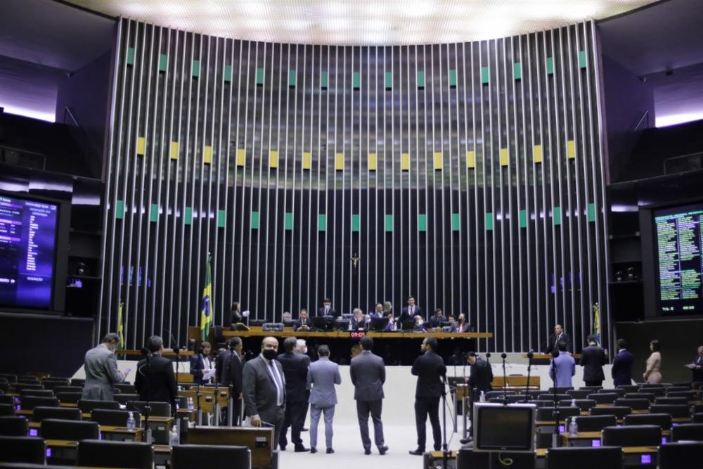 Câmara aprova Auxílio Brasil de R$ 400 e mudanças nas regras da aviação civil