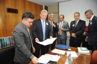 André Figueiredo registra candidatura com apoio do PDT, PT e da Rede