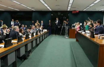 Comissão aprova admissibilidade da PEC que prevê fim de seis dias de trabalho por um de descanso (6×1)