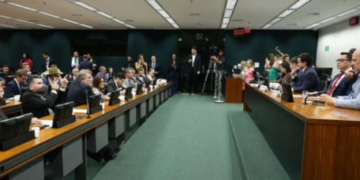 Comissão aprova admissibilidade da PEC que prevê fim de seis dias de trabalho por um de descanso (6×1)