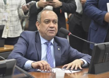 Comissão aprova projeto de Max Lemos que obriga medidas de segurança em áreas comuns de condomínios e edificações