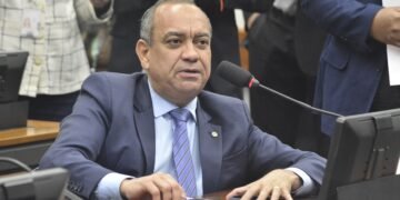 Comissão aprova projeto de Max Lemos que obriga medidas de segurança em áreas comuns de condomínios e edificações