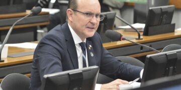 Parecer aprovado de Márcio Honaiser isenta responsável por pessoas com deficiência de custos para emissão da CNH