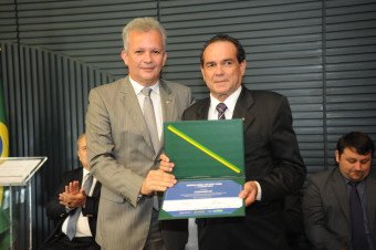 André Figueiredo homenageia professores de educação física ao condecorar Antônio Barroso Lima