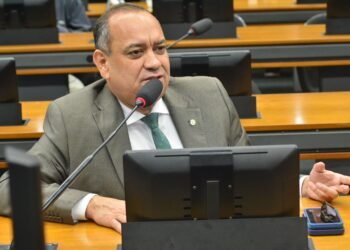 Projeto de Max Lemos torna crime a queimada intencional de colmeia  