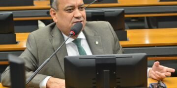 Projeto de Max Lemos torna crime a queimada intencional de colmeia  