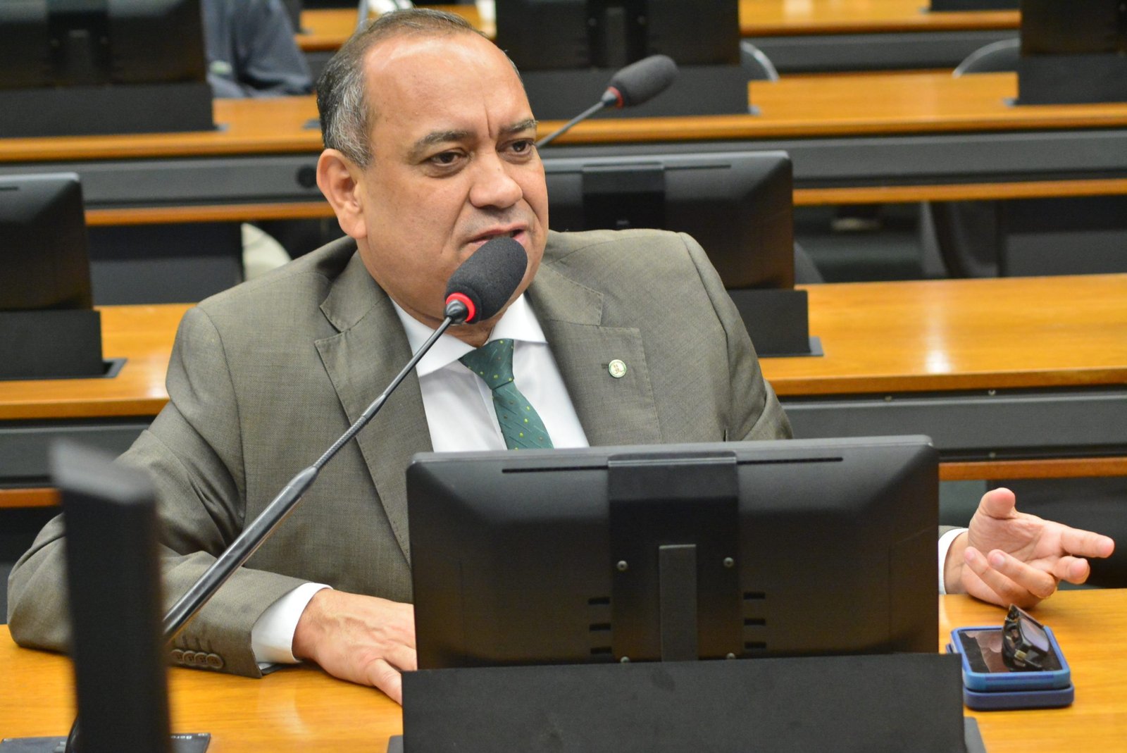 Proposta de Max Lemos isenta de impostos as microempresas no primeiro de funcionamento