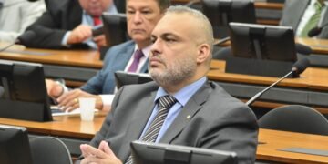 Proposta de Marcos Tavares proíbe venda de animais em lojas pets e impulsiona a adoção responsável