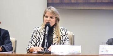 Flávia Morais, outros deputados e especialistas debaem aumento de ações judiciais na área de saúde