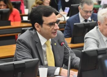 Projeto de Leo Prates proíbe que passageiro voe em pé em aviões de carreira