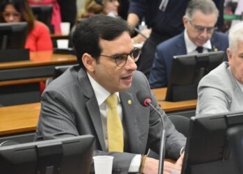 Comissão aprova texto de Leo Prates à proposta que beneficia contribuinte com dependente com deficiência