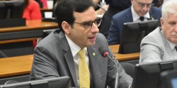 Comissão aprova texto de Leo Prates à proposta que beneficia contribuinte com dependente com deficiência