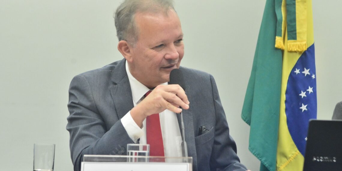 “Não se Cale e Não Cale” é o nome da política proposta por André Figueiredo para prevenir e superar a violência entre mulheres