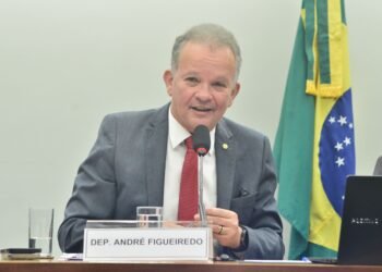 Relatório de André Figueiredo que regulamenta a profissão de gari é aprovado na Comissão de Finança e Tributação