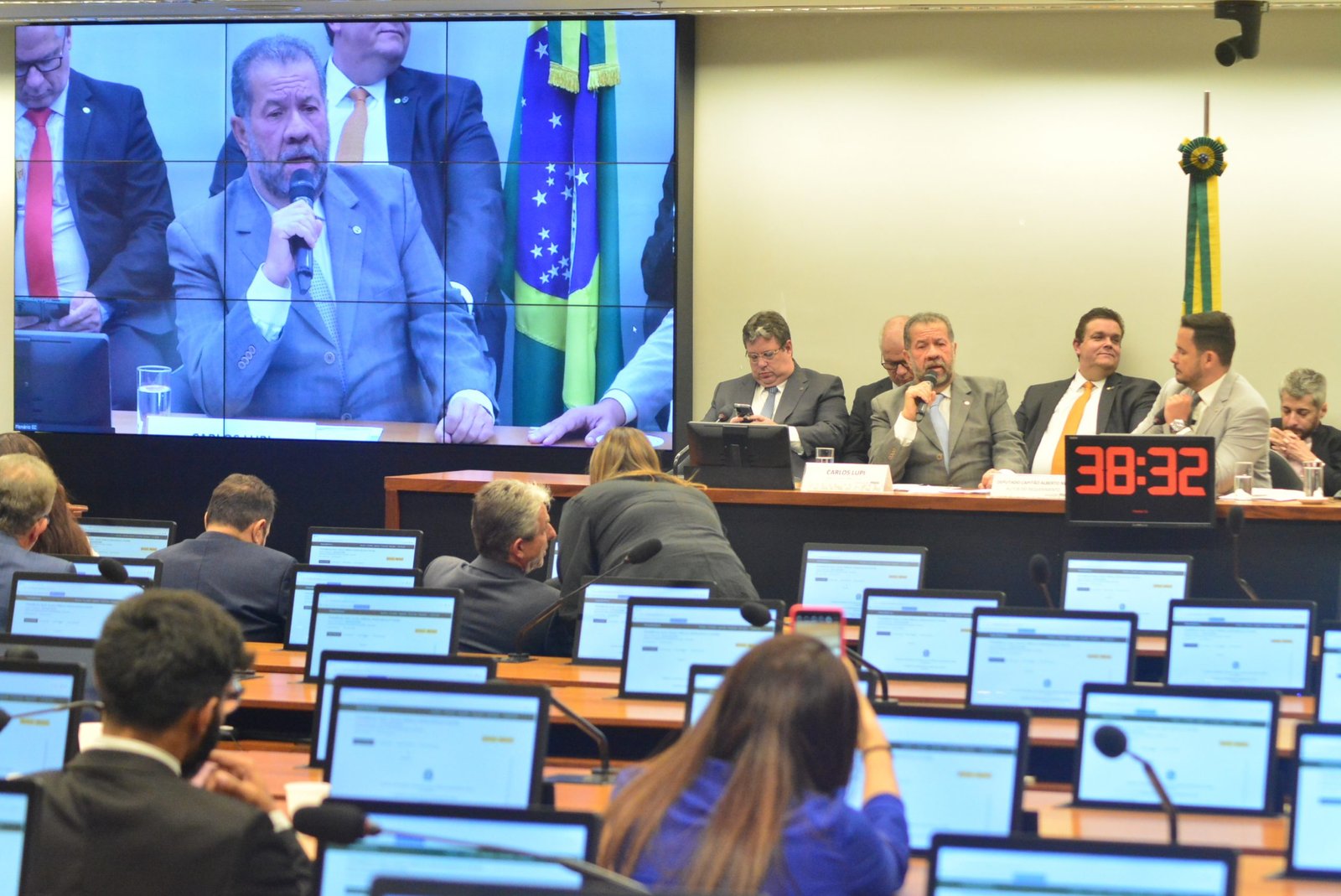 Ministro da Previdência anuncia meta de reduzir a fila do INSS até dezembro