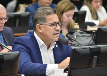 Dorinaldo assina projeto para proteger saúde mental de quem usa sistemas de IA generativa-C