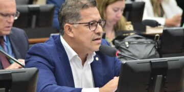 Dorinaldo assina projeto para proteger saúde mental de quem usa sistemas de IA generativa-C