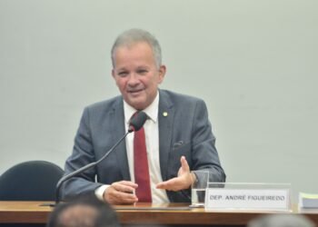 Aprovado projeto de André Figueiredo que regulamenta a cobrança em área de embarque e desembarque de aeroportos