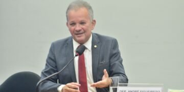 Aprovado projeto de André Figueiredo que regulamenta a cobrança em área de embarque e desembarque de aeroportos