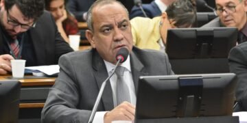 Max Lemos apresenta proposta que pune o uso de robôs em ligação com propaganda que perturbe o usuário