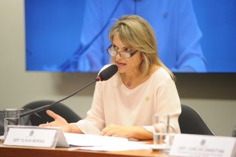 Flávia Morais quer melhorias do sinal de telefonia móvel de municípios goianos